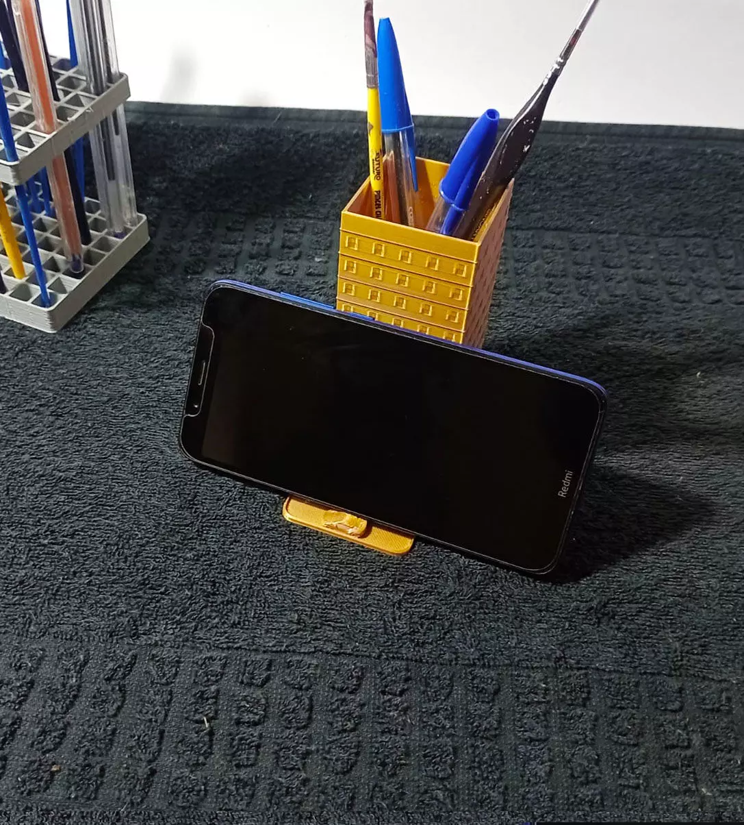Pen holder and cell phone holder in the shape of a building Free 3D print model