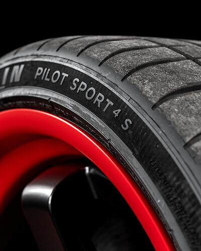 Michelin Pilot Sport 4s 265 30 19 93Y 3D model 3