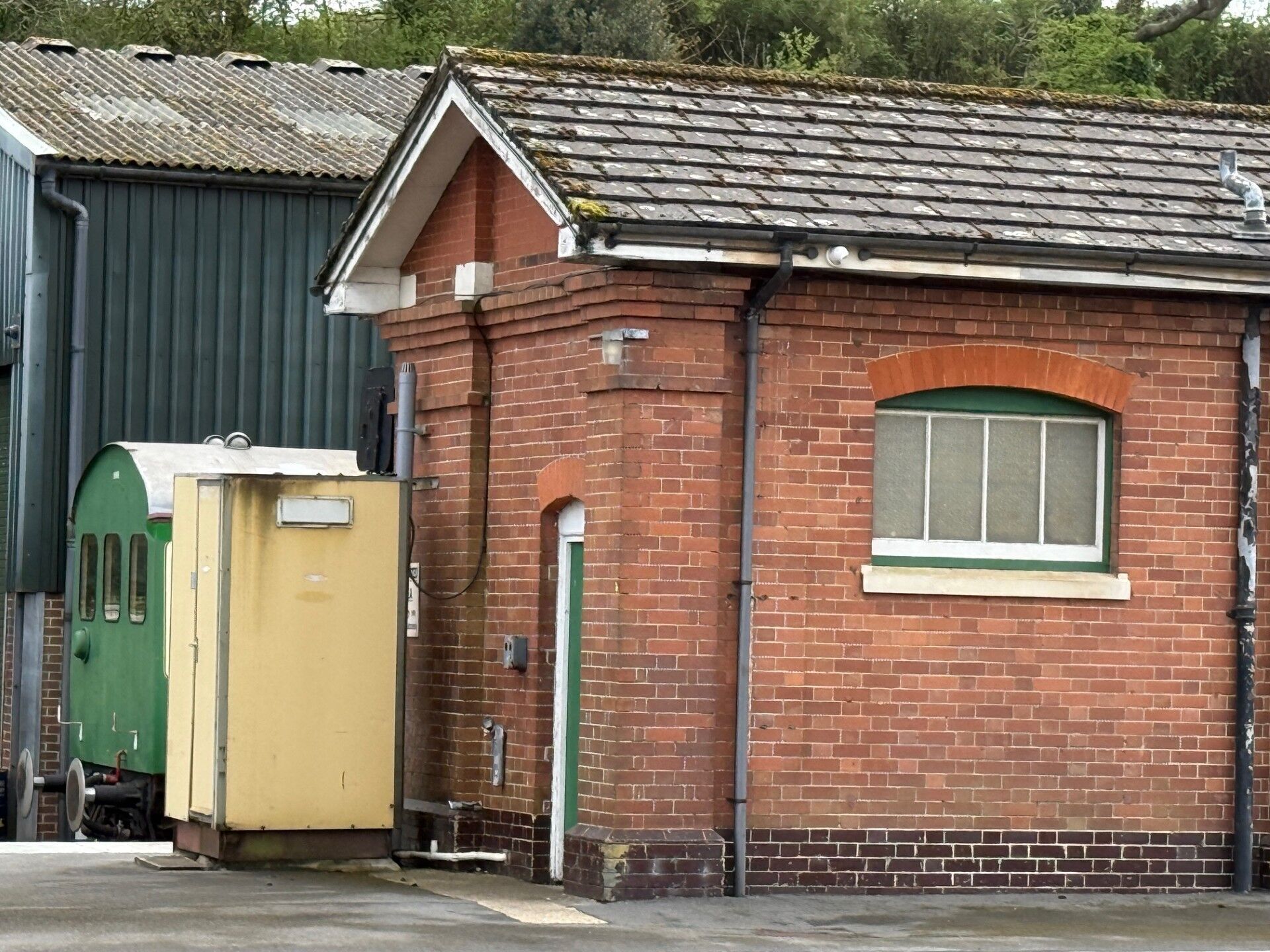 Model Railway Island Platform Building Roof Add-on 3D print model_10