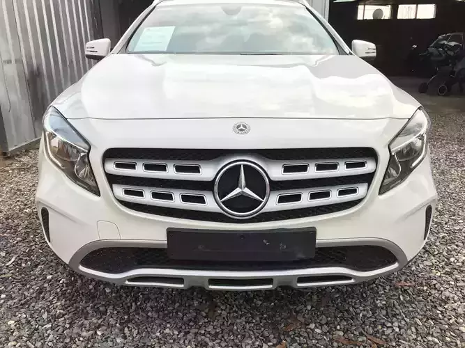 Mercedes benz clase GLA 250 rejilla 