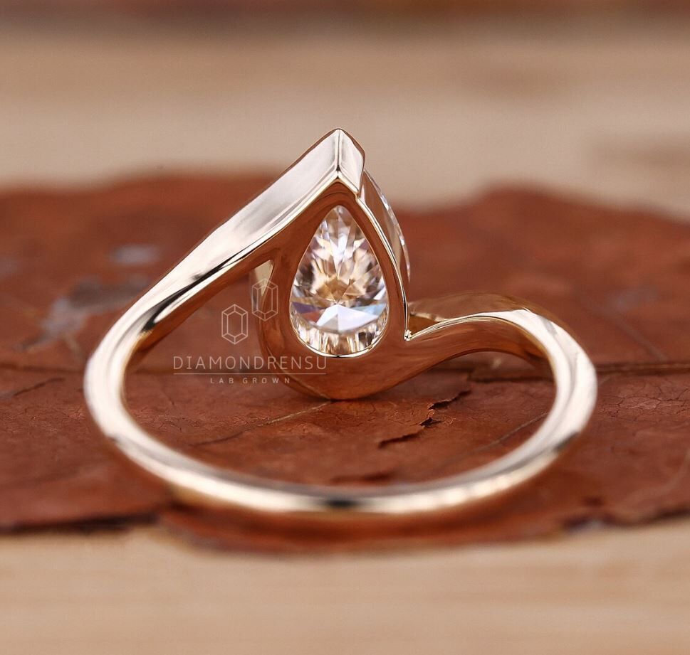 Pear Cut Engagement Ring 3D print model_1