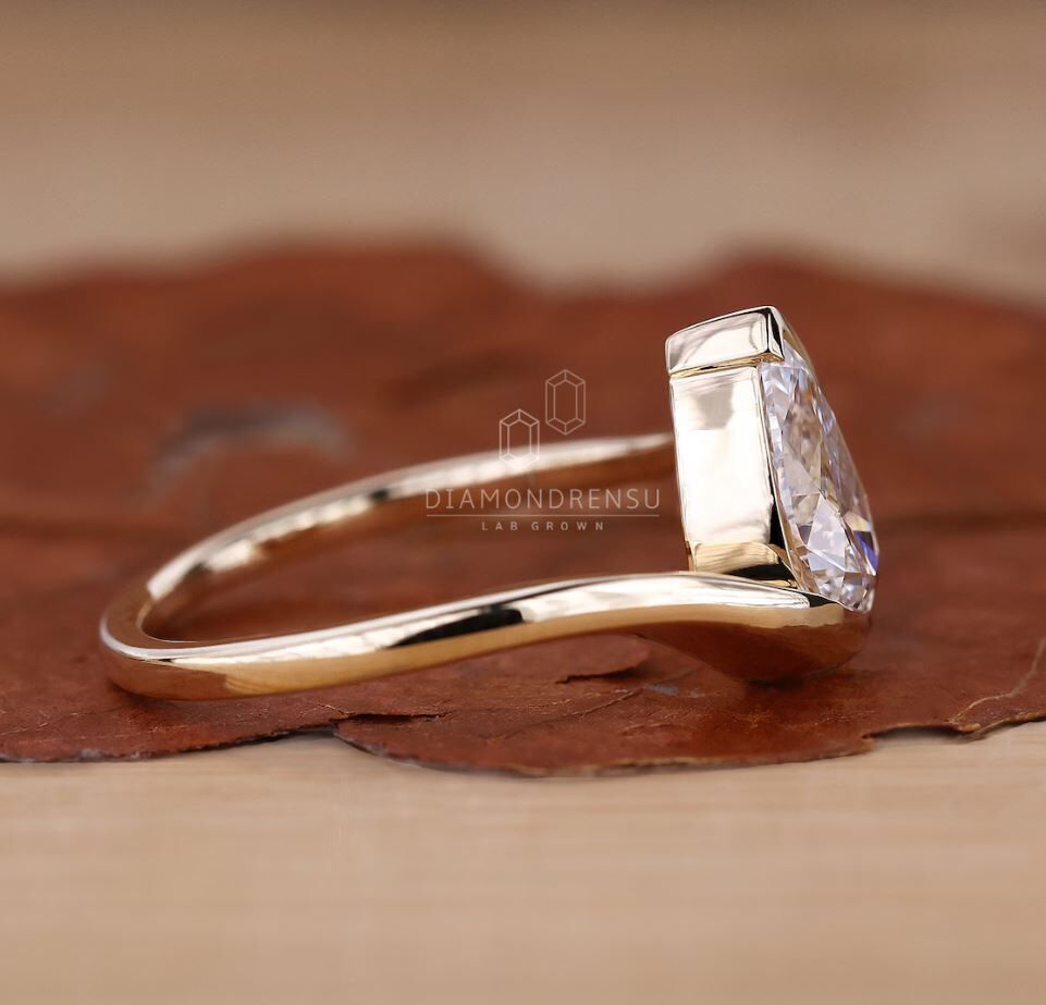Pear Cut Engagement Ring 3D print model_2