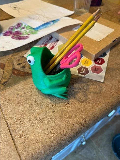 Frog pen holder  3D print model_8