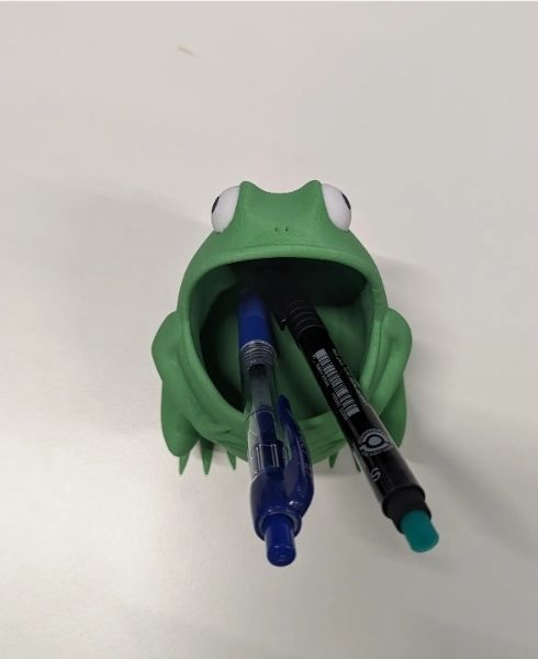 Frog pen holder  3D print model_13