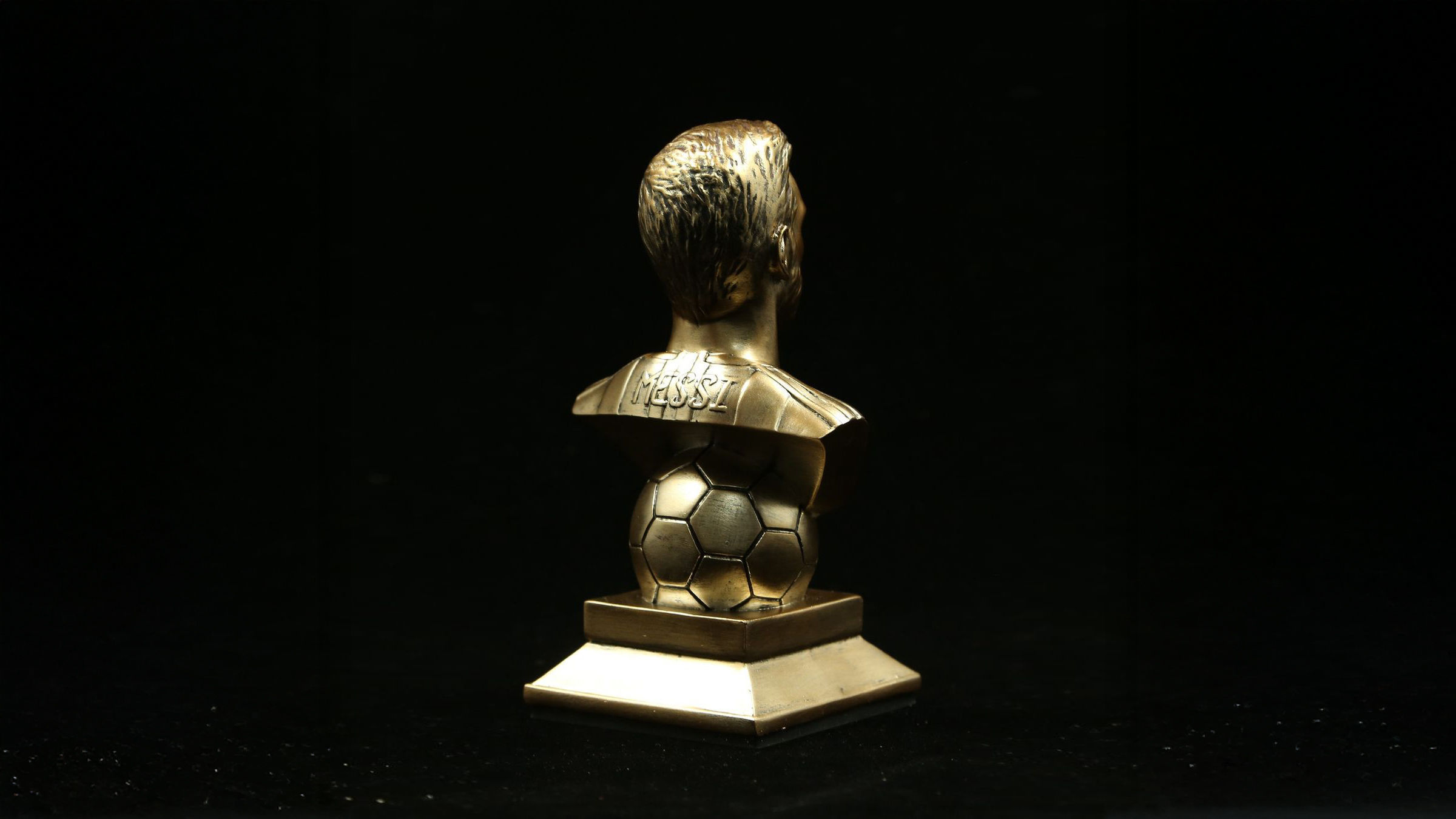 Lionel Messi Stand Ball Collectible Bust Free 3D print model_2