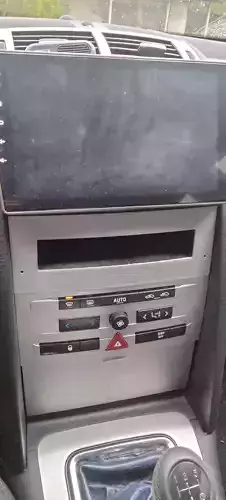 Peugeot 407 shelf instead of the stock radio