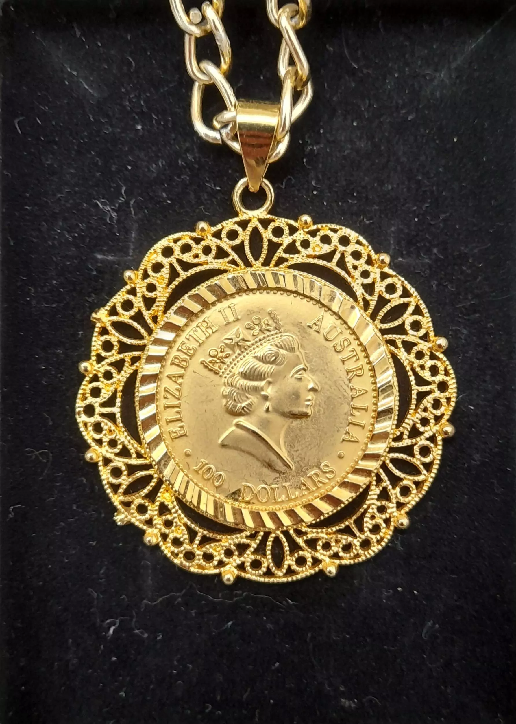 Golden coin pendant  3D model_0