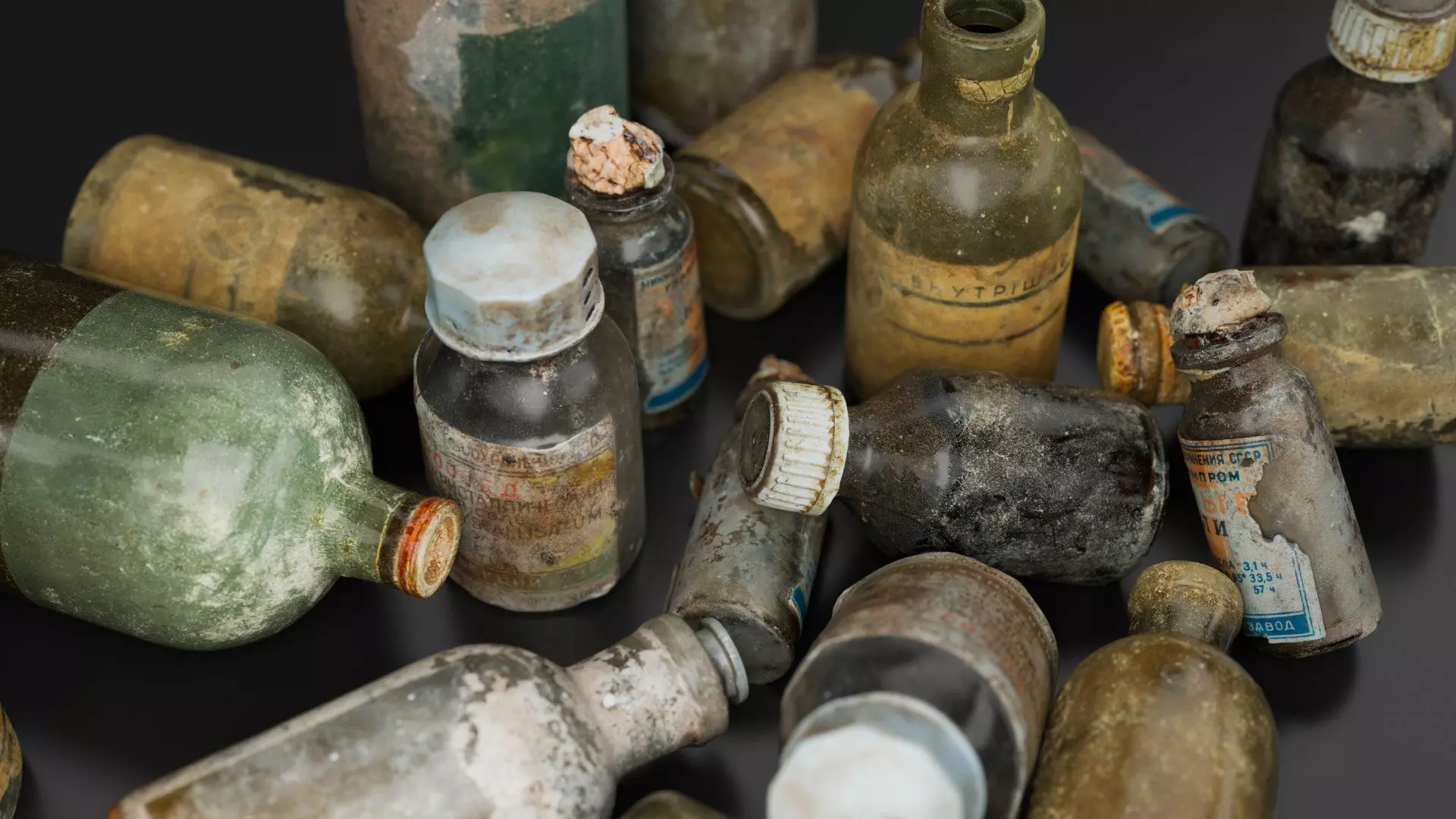 Old Medical Bottles Collection Low-poly 3D model_3