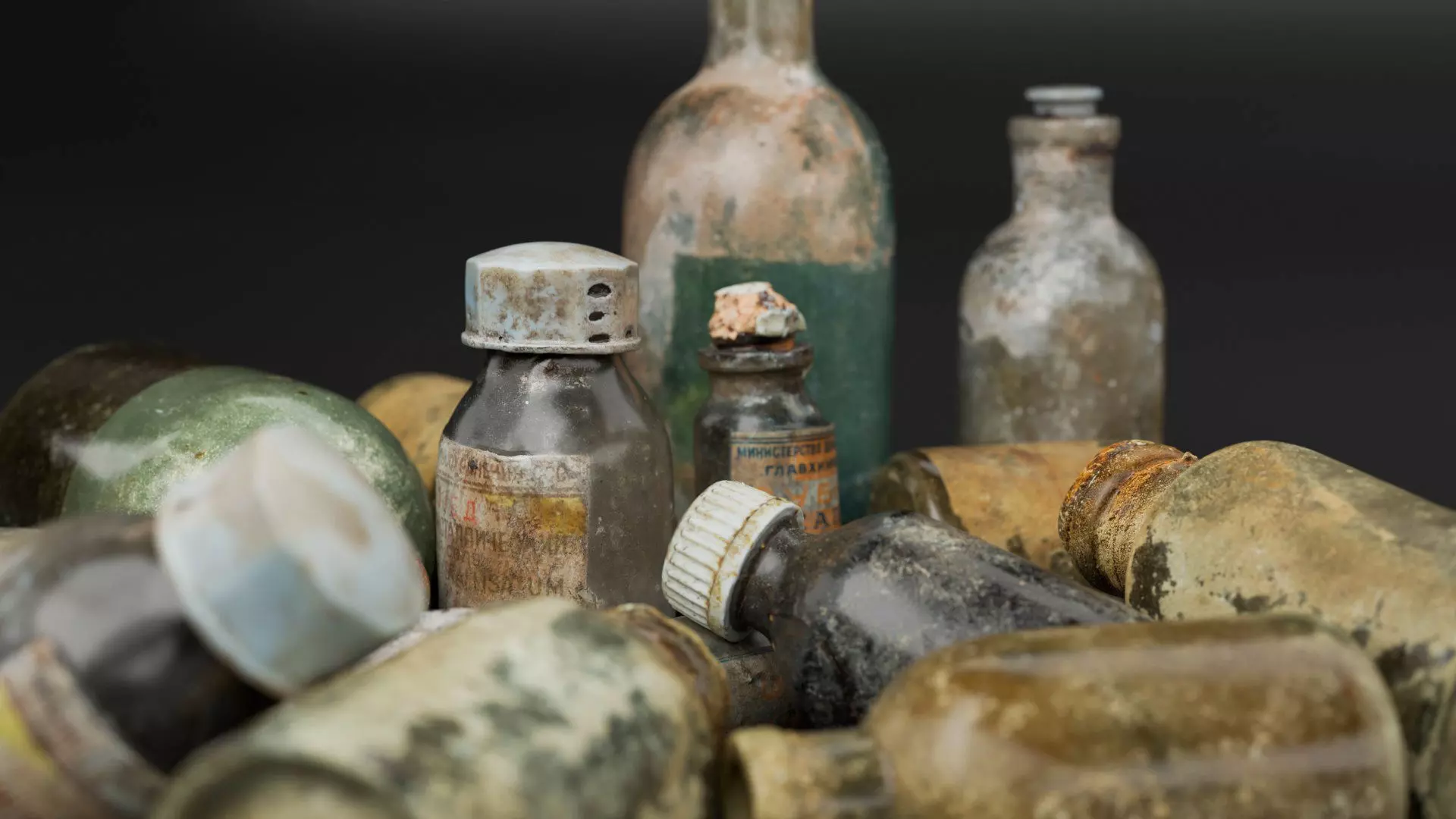 Old Medical Bottles Collection Low-poly 3D model_2