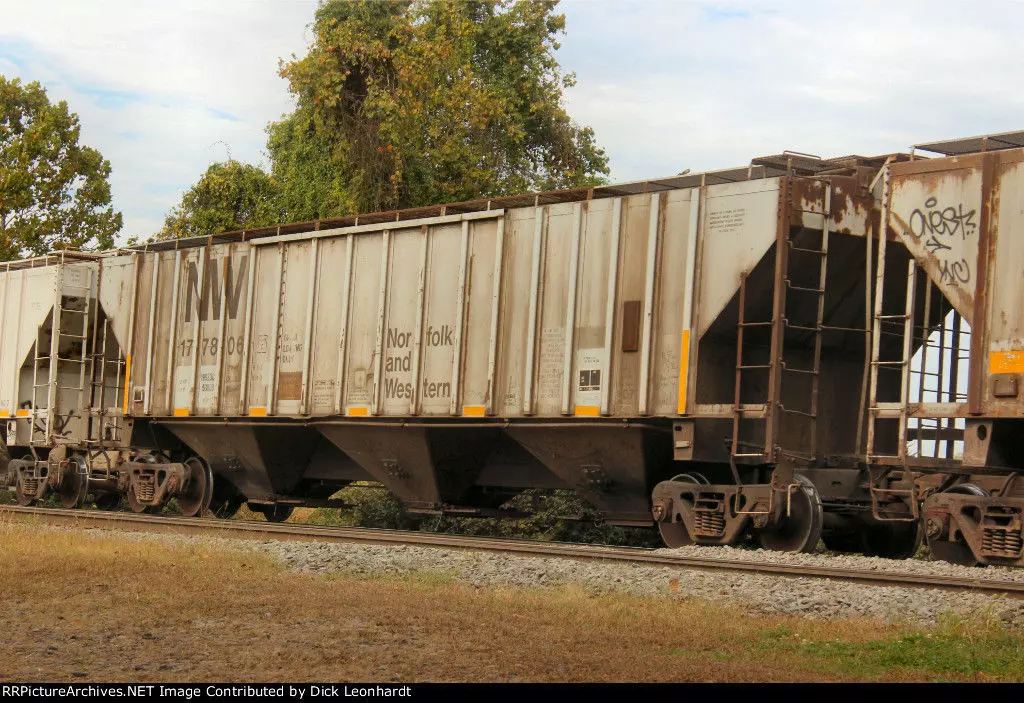 HO NW Roanoke Shops HC-71 3-Bay Covered Hopper 3D print model_5