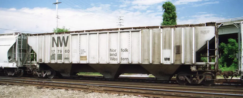 HO NW Roanoke Shops HC-71 3-Bay Covered Hopper 3D print model_10