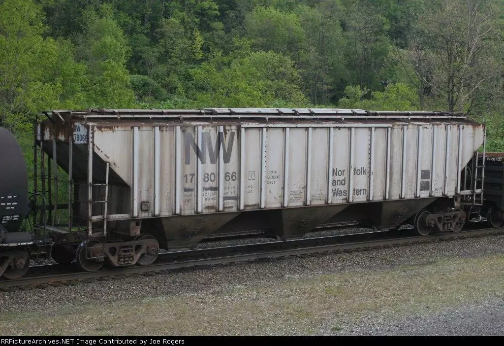 HO NW Roanoke Shops HC-71 3-Bay Covered Hopper 3D print model_9