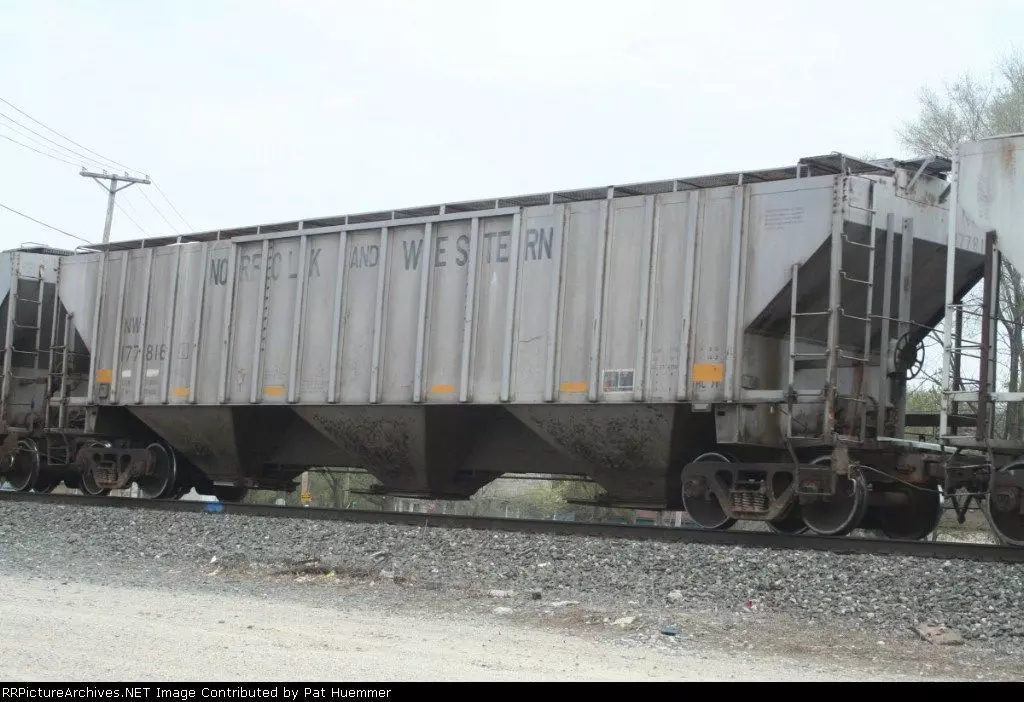 HO NW Roanoke Shops HC-71 3-Bay Covered Hopper 3D print model_3