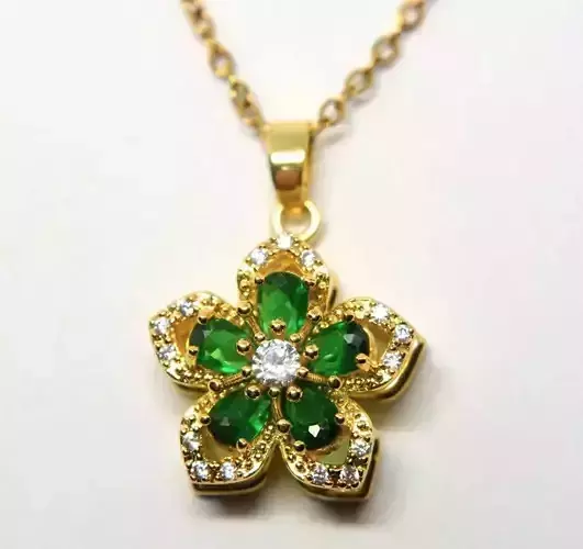 Rotating spinning ladies green lucky flower pendant necklace 3D print model