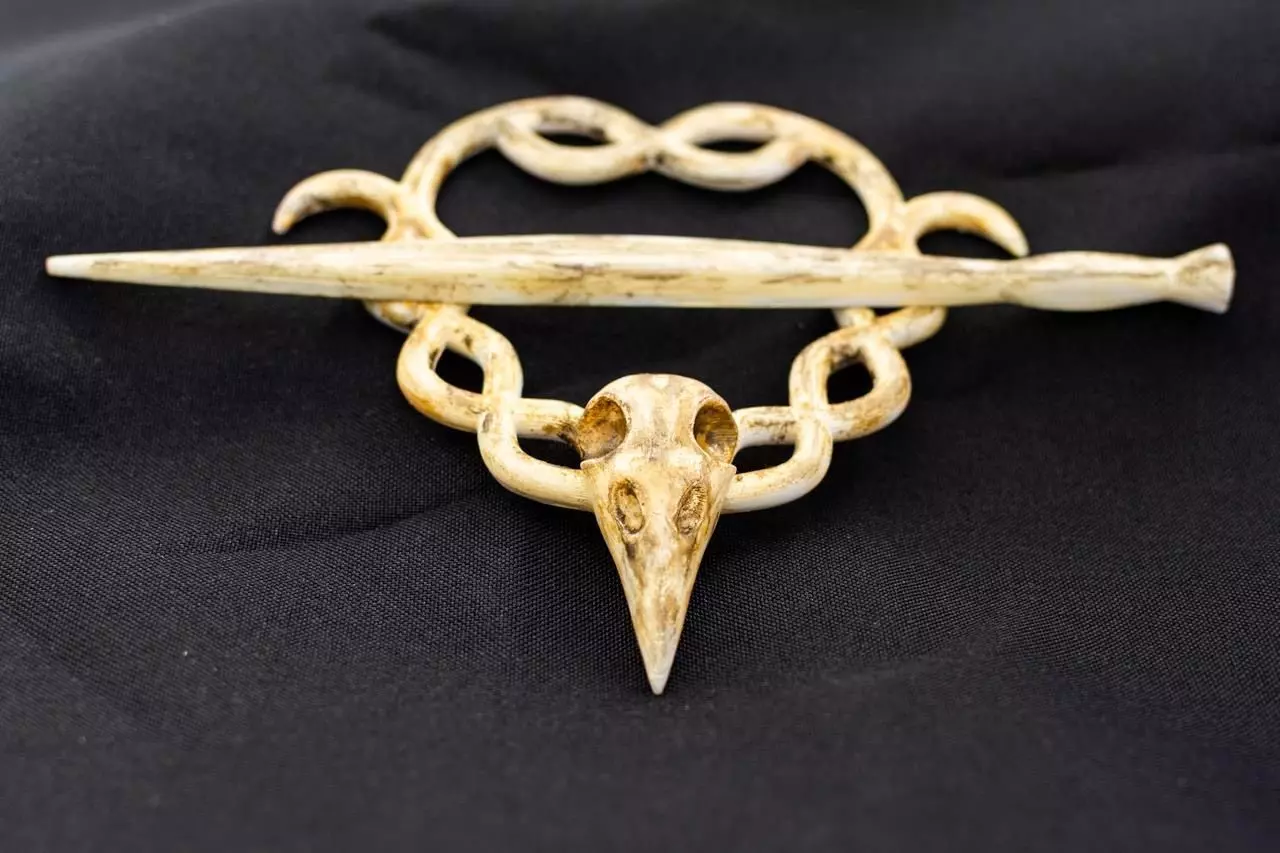 Crow Skull Stick Barrette Hairpiece 3D print model_1