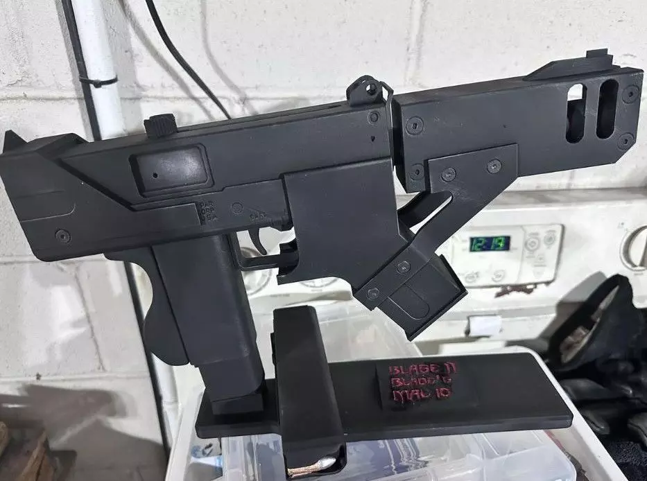 Blade 2 Mac 10 Prop - Wesley Snipes 3D print model_4