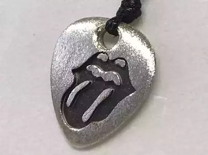 Pendente a forma di plettro con scultura Rolling Stones 