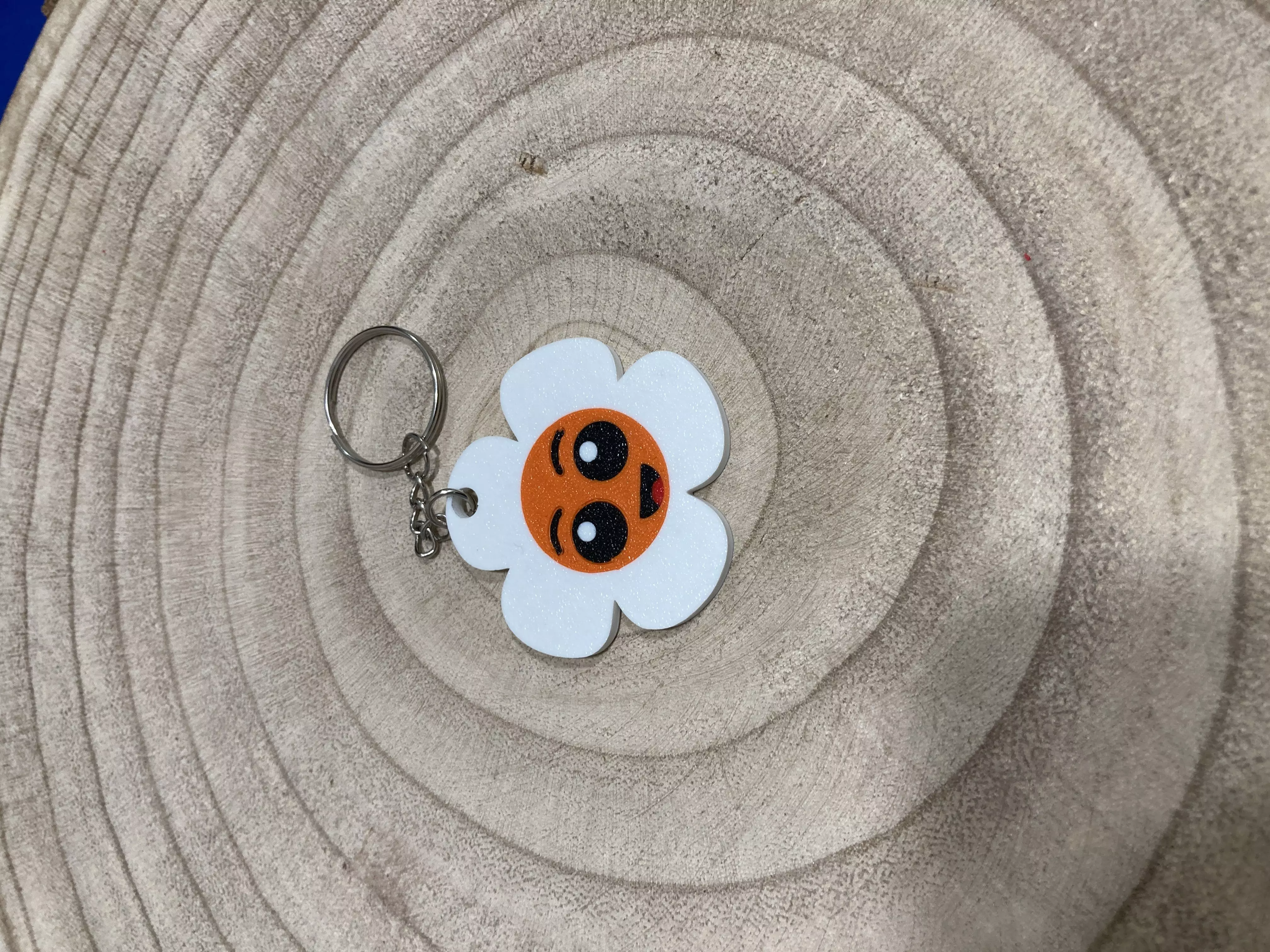 Smiling flower keychain Llavero Flor Sonriente 3D print model_0