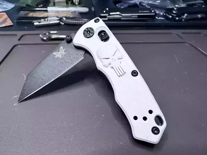 Benchmade Full Immunity Scales Stone and Bone