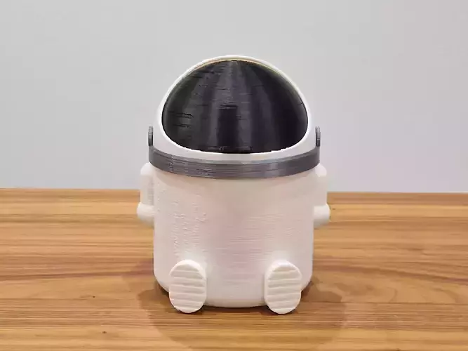  Astronaut Trash Can for Desktop
