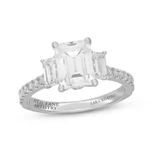  Three-stone engagement ring 