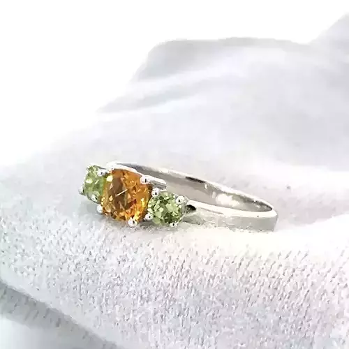 Engagement Ring with Round Brill