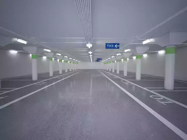 studio render 4 empty parking garage with pillars