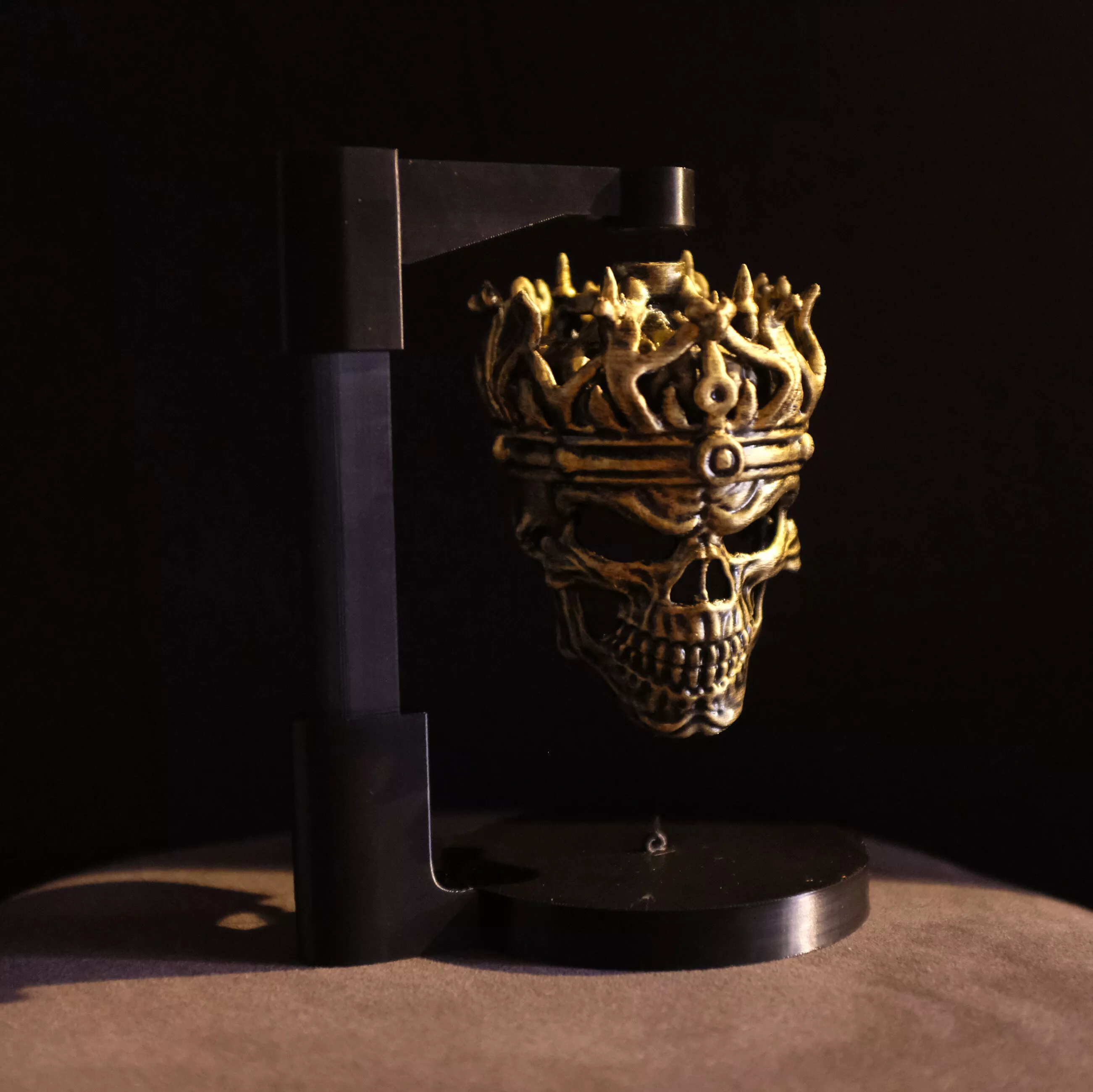 Floating Skeleton Head - Magnetic Skull With Crown Decor 3D print model