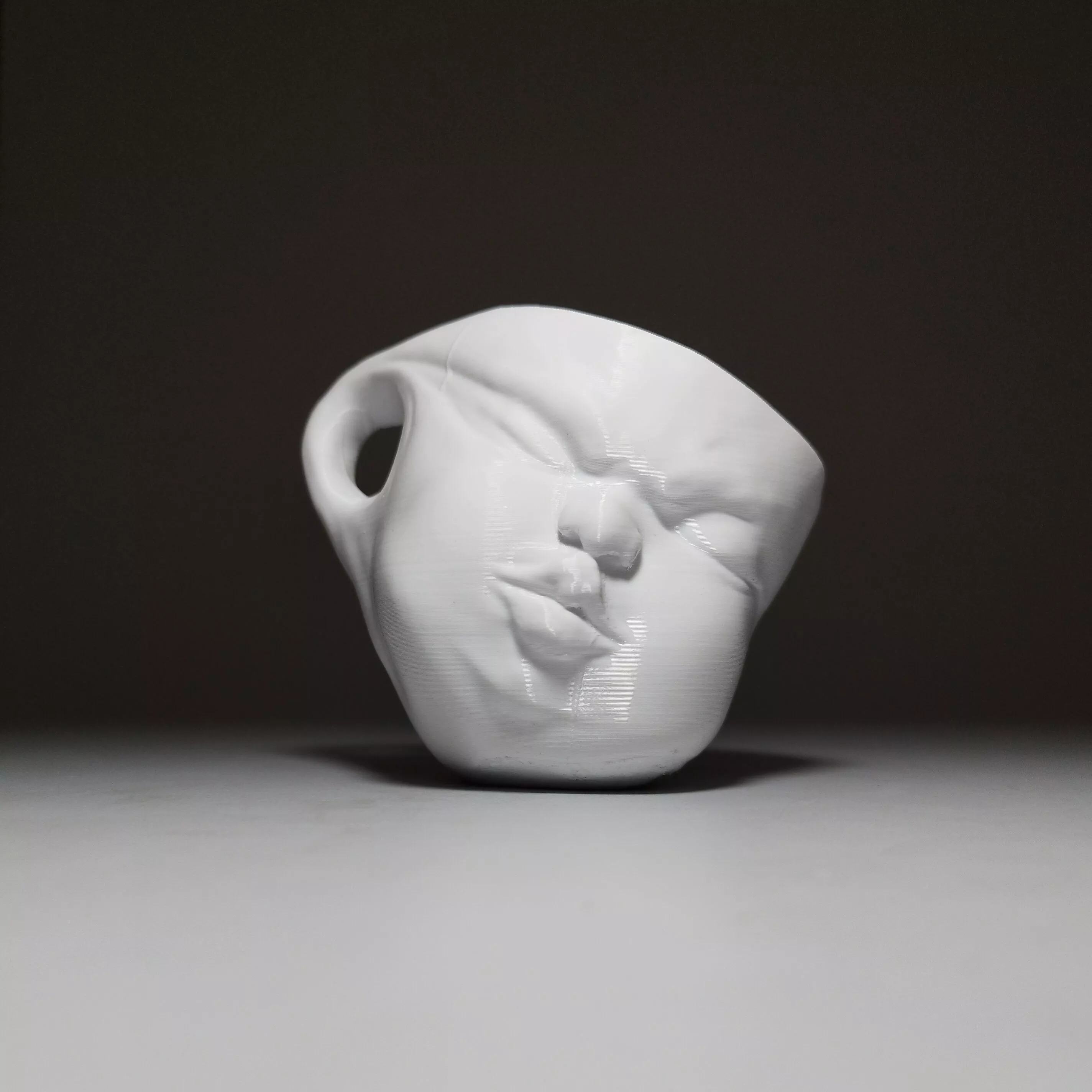 Caneca de ceramica com rosto de bebe a dormir Escultura 3D print model