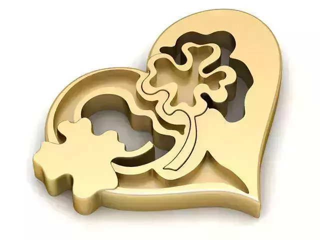 Pendant gold heart with clover leaf in middle