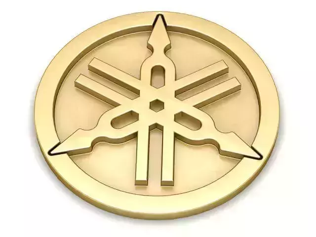 Pendant gold medallion with arrow in middle