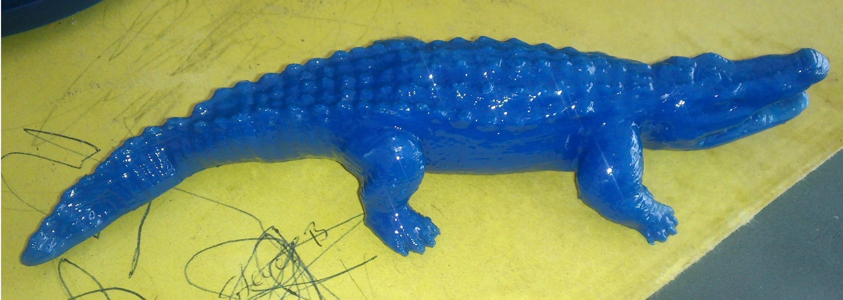 alligator on table Free 3D print model
