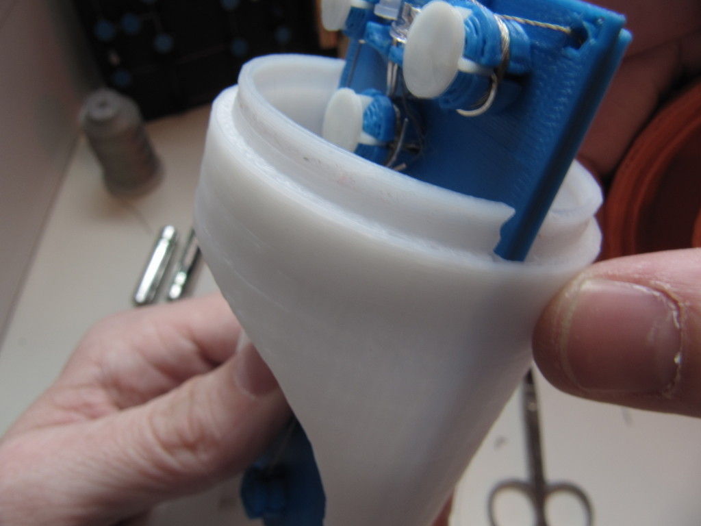 Cutaway LED Flashlight solder-free Free 3D print model_2