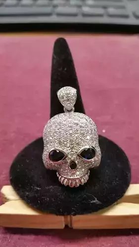 NN017 skull pendant with diamonds