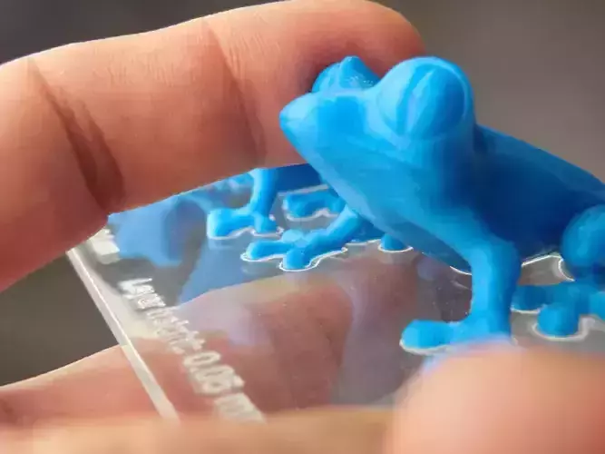 MakerBot Replicator 2 - PLA blue frogs - Layer thickness comparison plate