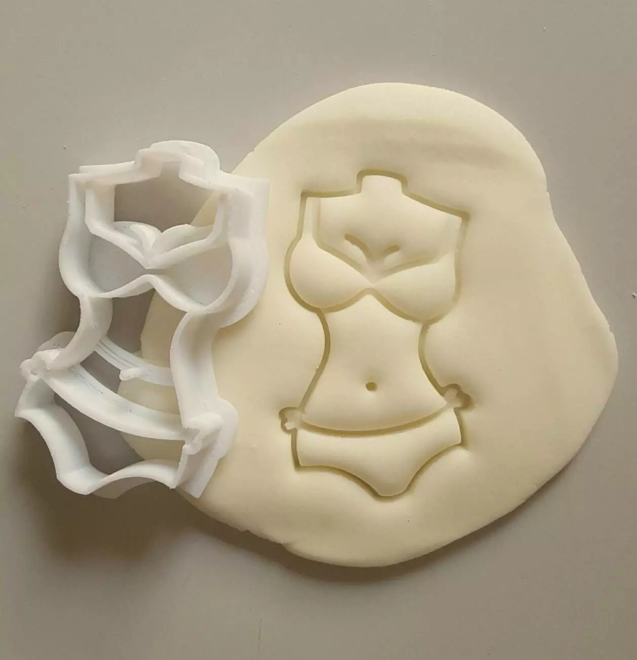 sexy bikini cookie cutter 3D print model_0