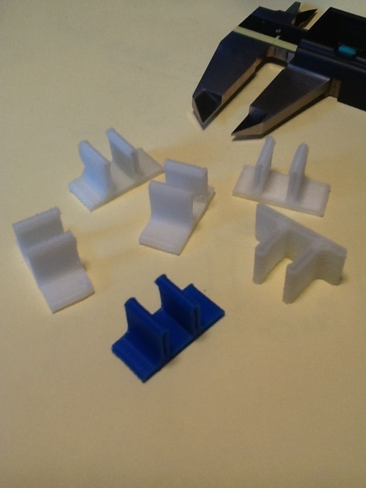 Small clamp for fastening glass  shelf Free 3D print model_1