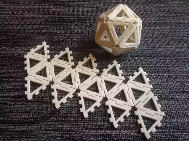 Hinge snap Icosahedron net
