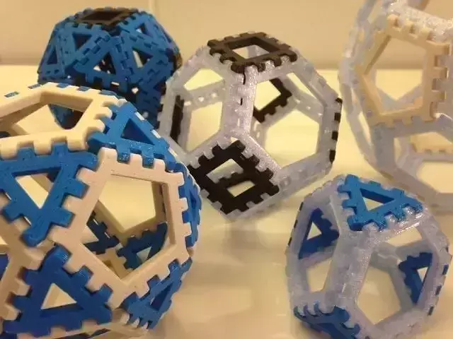 Poly-Snaps Tiles for Building Polyhedra