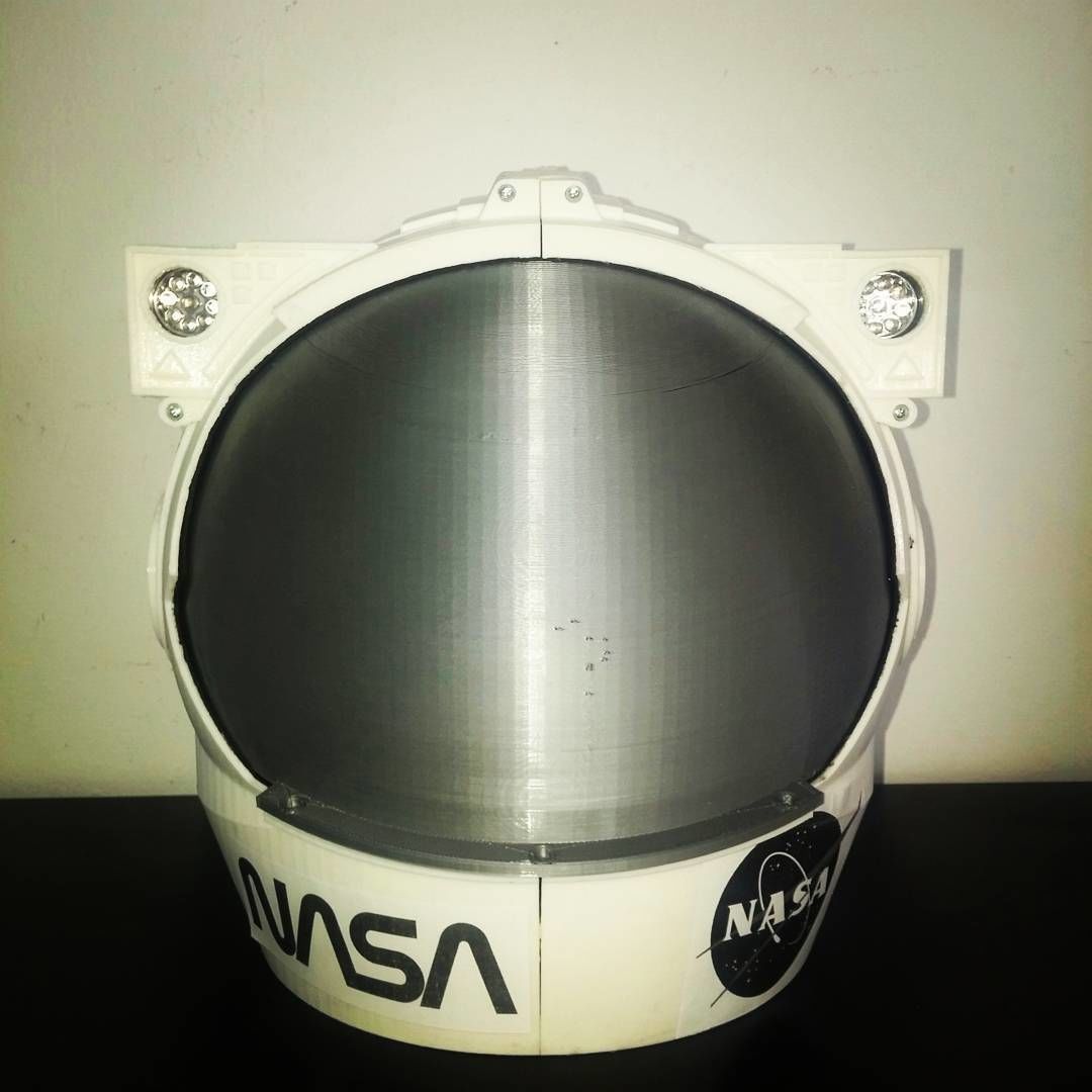 Astronaut helmet 3D print model_1