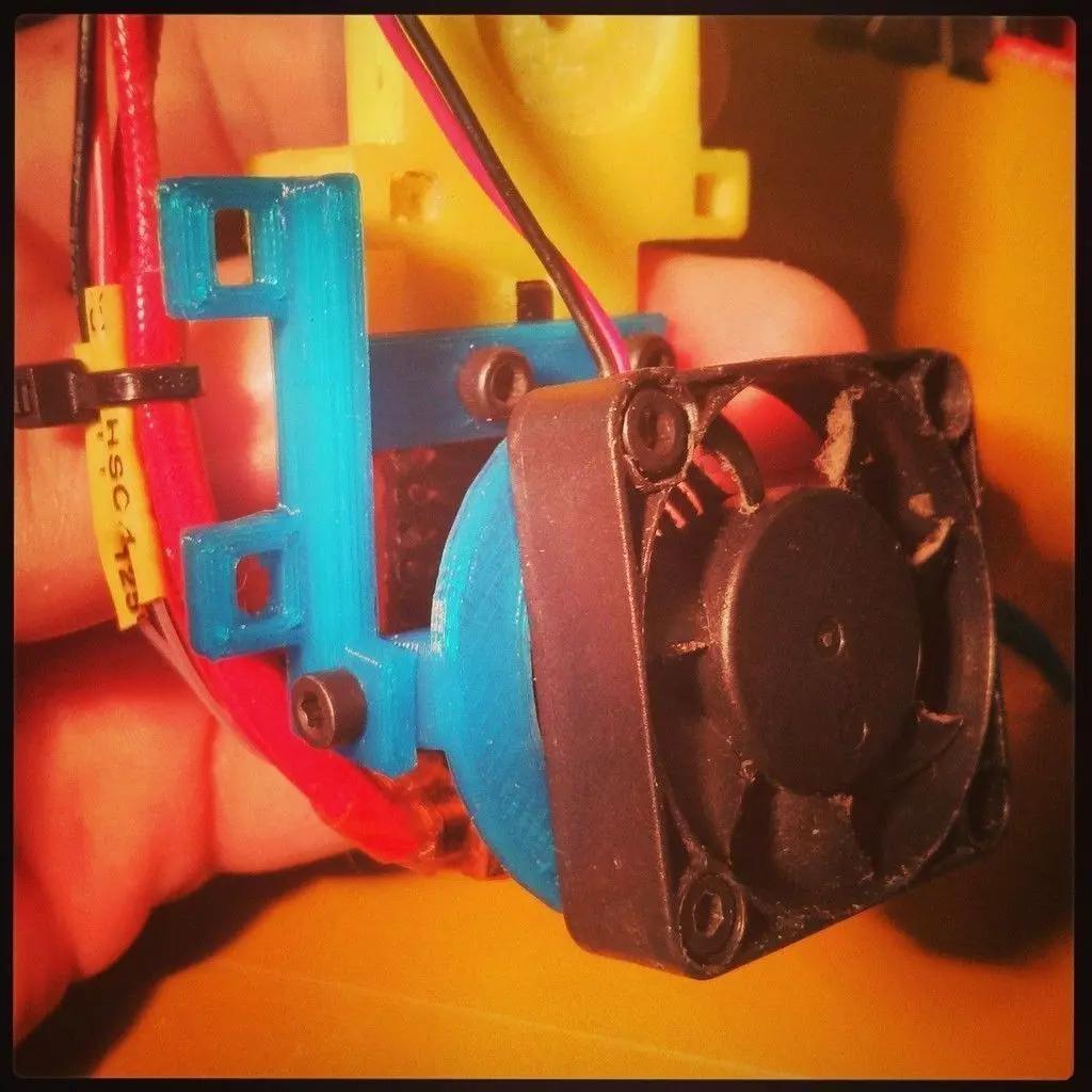 Halfmoon-Fan holder Free 3D print model_0