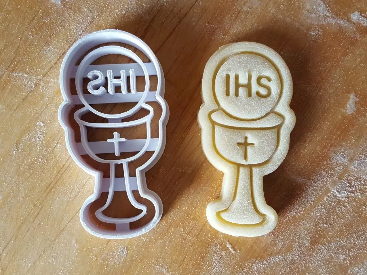 Sacramental bread IHS Cookie Cutter version 1 3D print model_0
