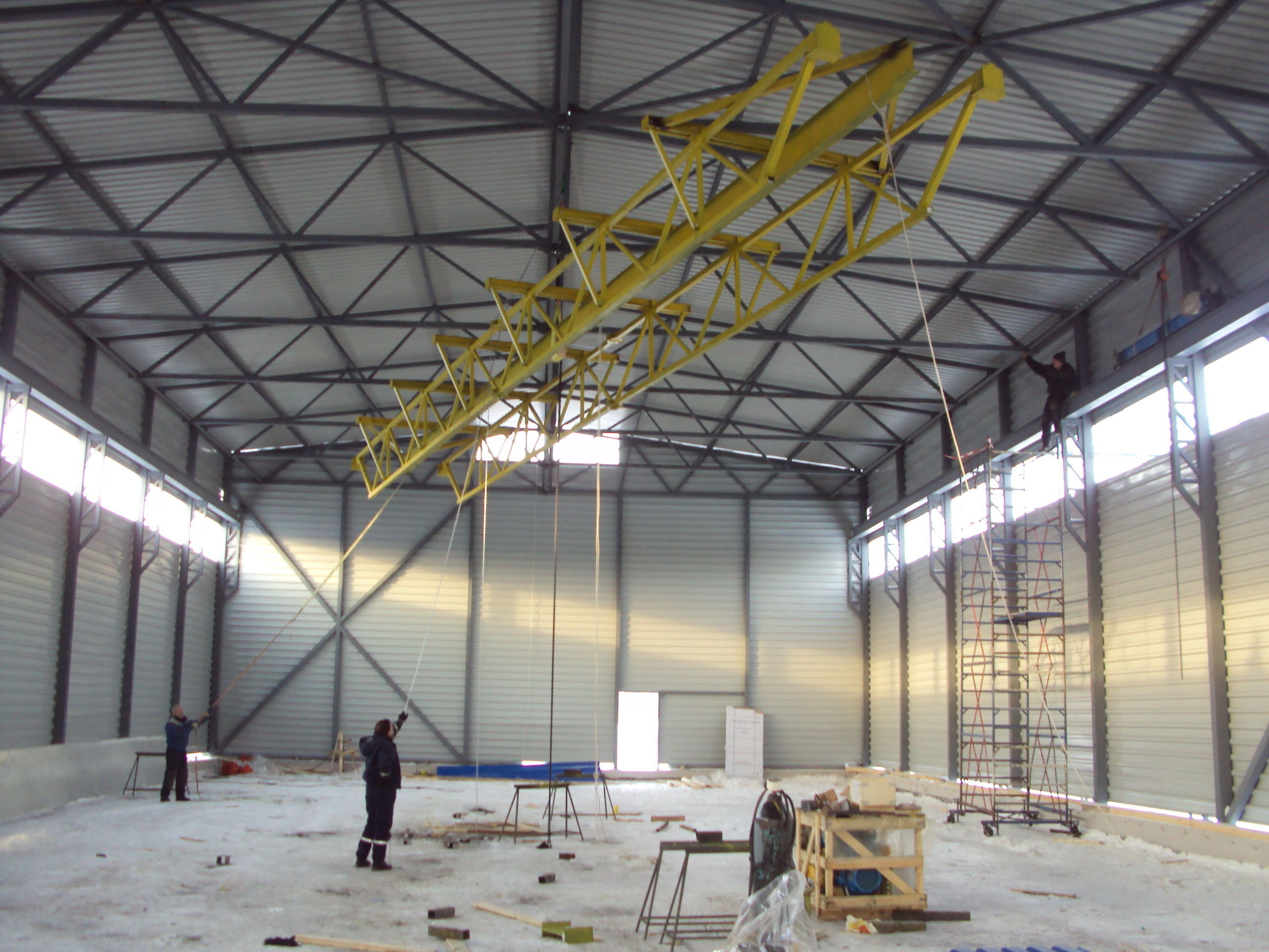 кран-балка 5т уралвагонзавод. подкрановые пути для кран балки 5 тонн. кран в цеху. полукозловой кран 2т. краны промышленных зданий.