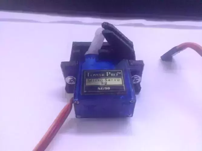servo device with wires