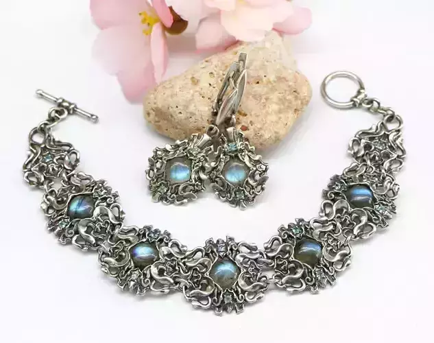 Sculpted bracelet and earrings with cabochons