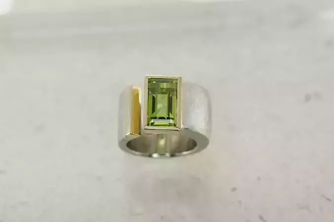 Ring bicolor with Peridot