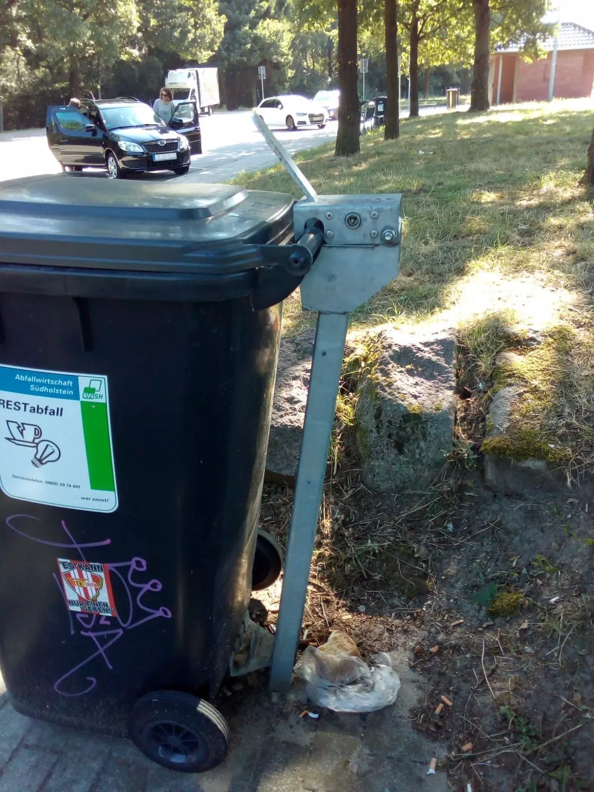 Sicherung trash can on side of road Free 3D model